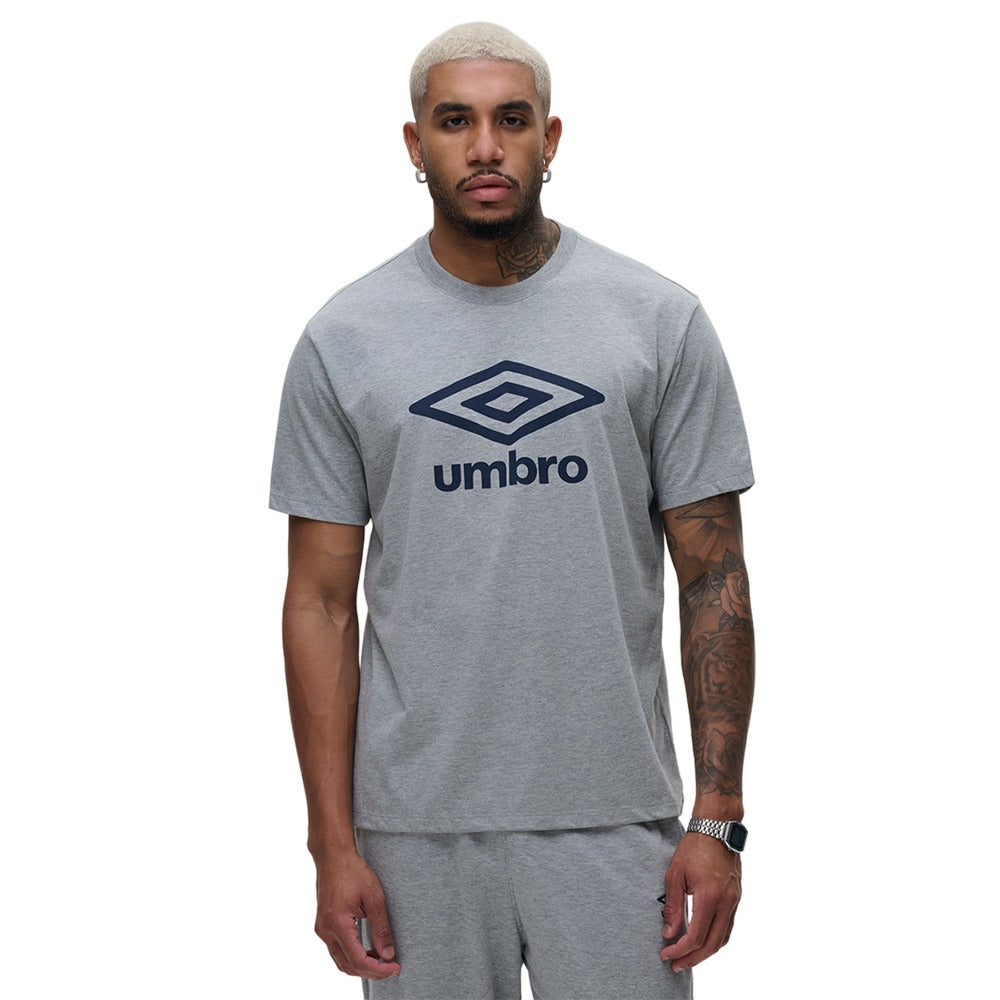 U11L00587-888 Umbro Prendas Remeras Masculino Moda Essential_Comfy Mescla_Medio